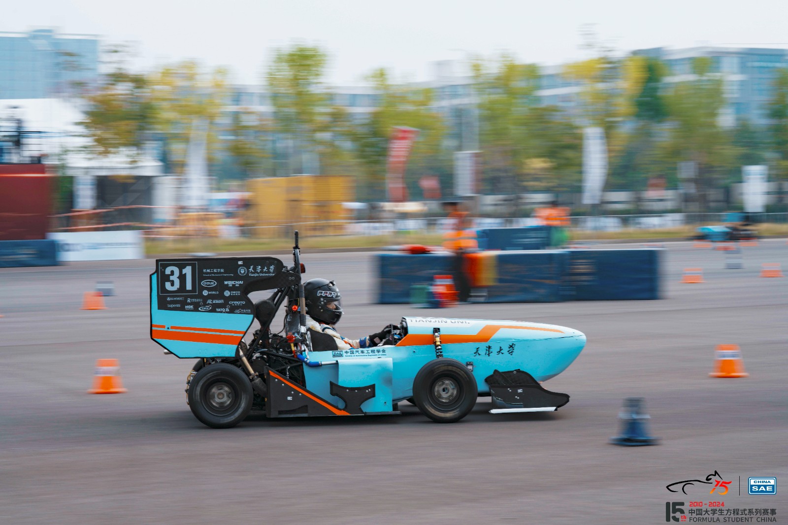 油车跑动 油车跑动.jpg