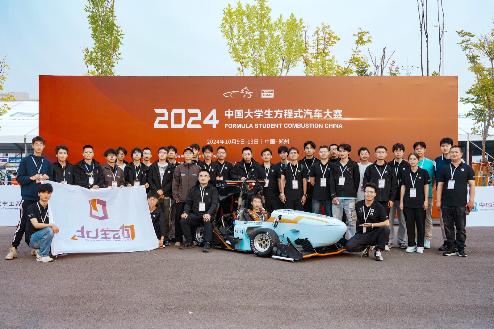 油车合影 油车合影.jpg