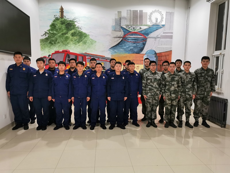 1575614435721010210.jpg 合影留念.jpg